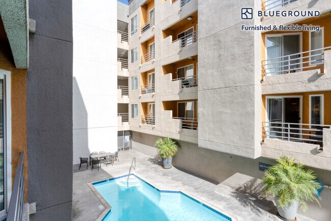Foto del edificio - 1720 N Fuller Ave