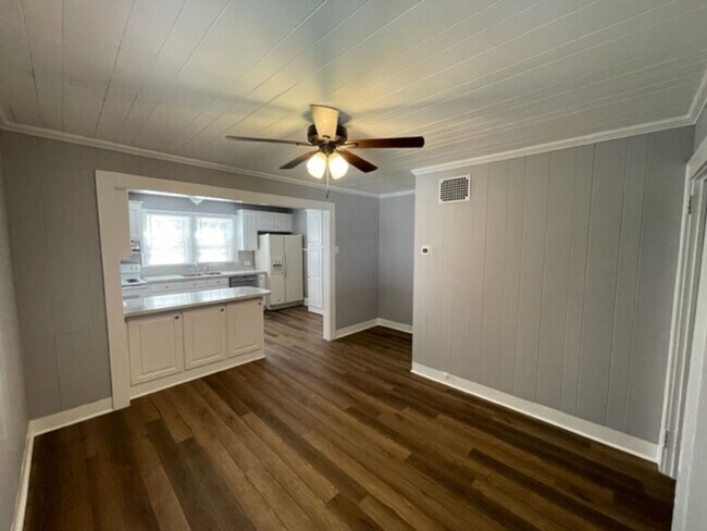 Foto del edificio - 4 Bedroom 2 bath home with garage in beaut...