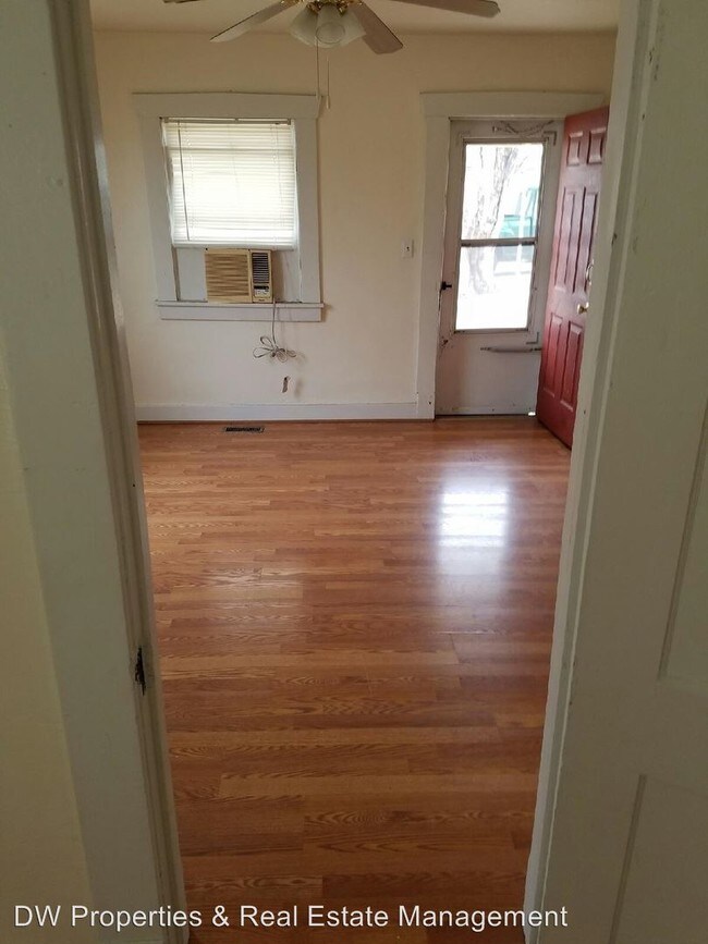 Building Photo - 304 E Elm St