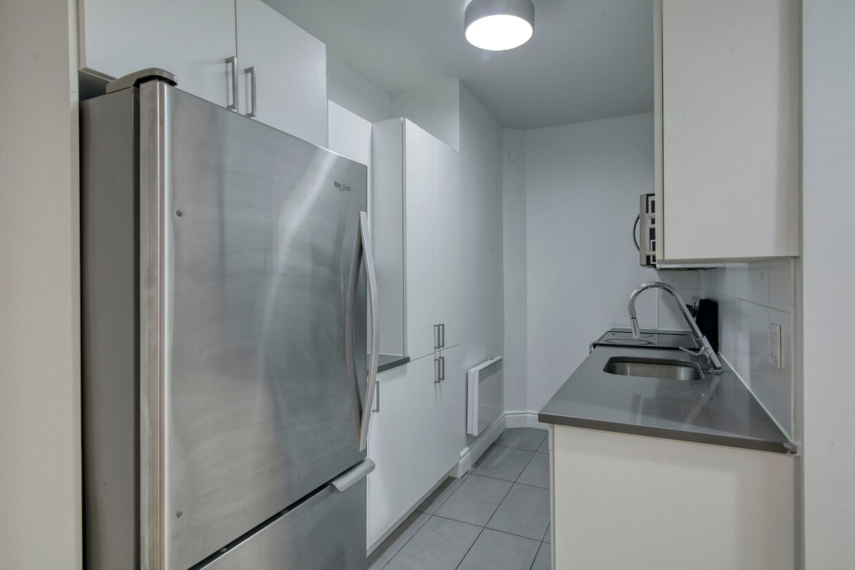 Primary Photo - 3710 Chem. Queen Mary