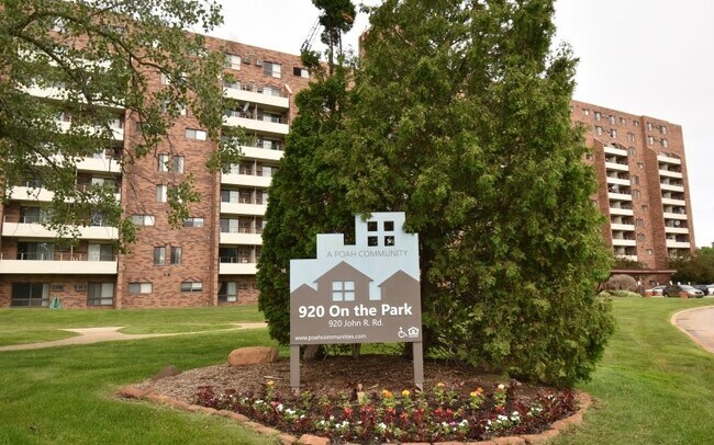 Foto del edificio - 920 John R Rd