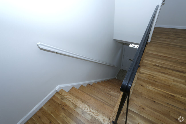 Una Bedroom-Stairwell-Hardwood - Cypress Gardens