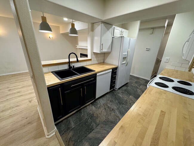 Foto del edificio - 7059 Fairweather Park Loop