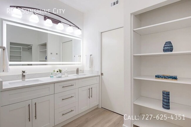 Foto del edificio - Chic Coastal Retreat: 3BR/2BA Fully Renova...