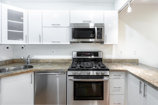 Building Photo - 18 W 129th St