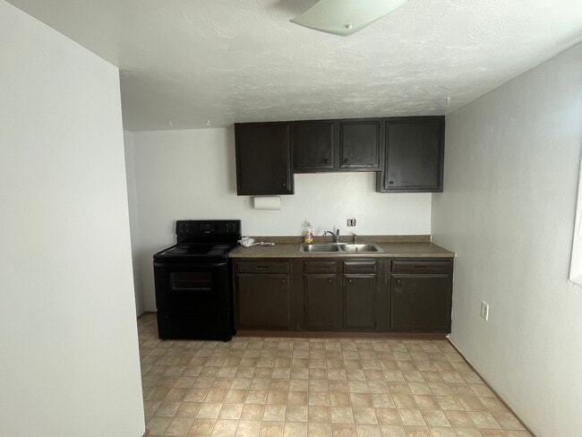 Building Photo - 305 Cherry St