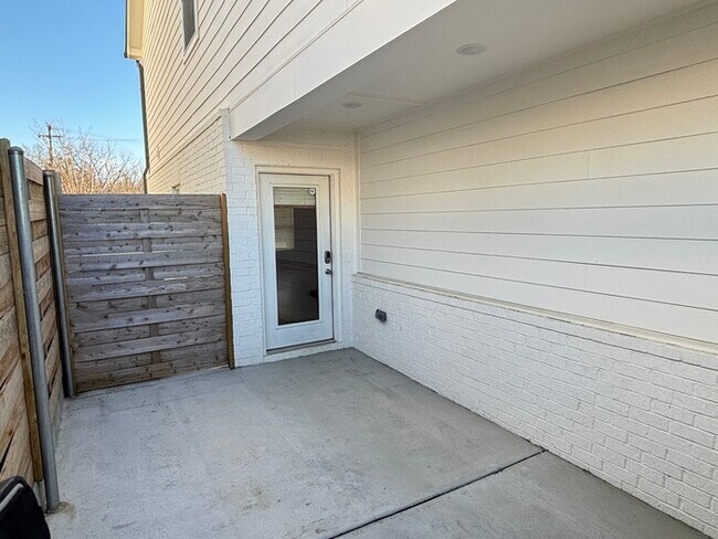 Foto del edificio - Robinson Rowhouses unit with 2 car garage!