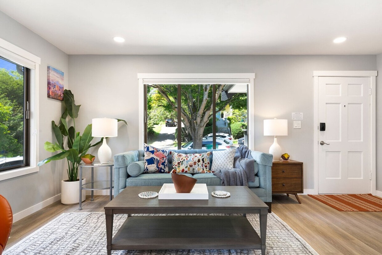 Foto principal - 4042 1st Ave NE