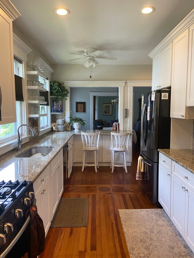 shared kitchen space (private fridge, micro, food storage) - 115 Mountain Ave