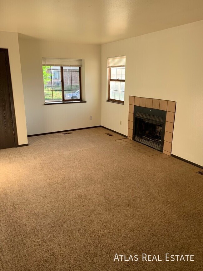 Building Photo - Beautiful NEWLY UPDATED 2/1.5 town-home in...