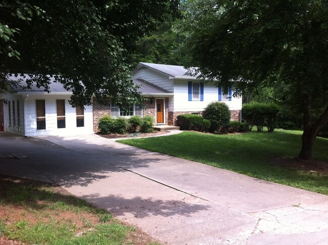 Building Photo - 319 Happy Hollow Rd