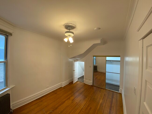 1st Bedroom - 4037 N Kenmore Ave