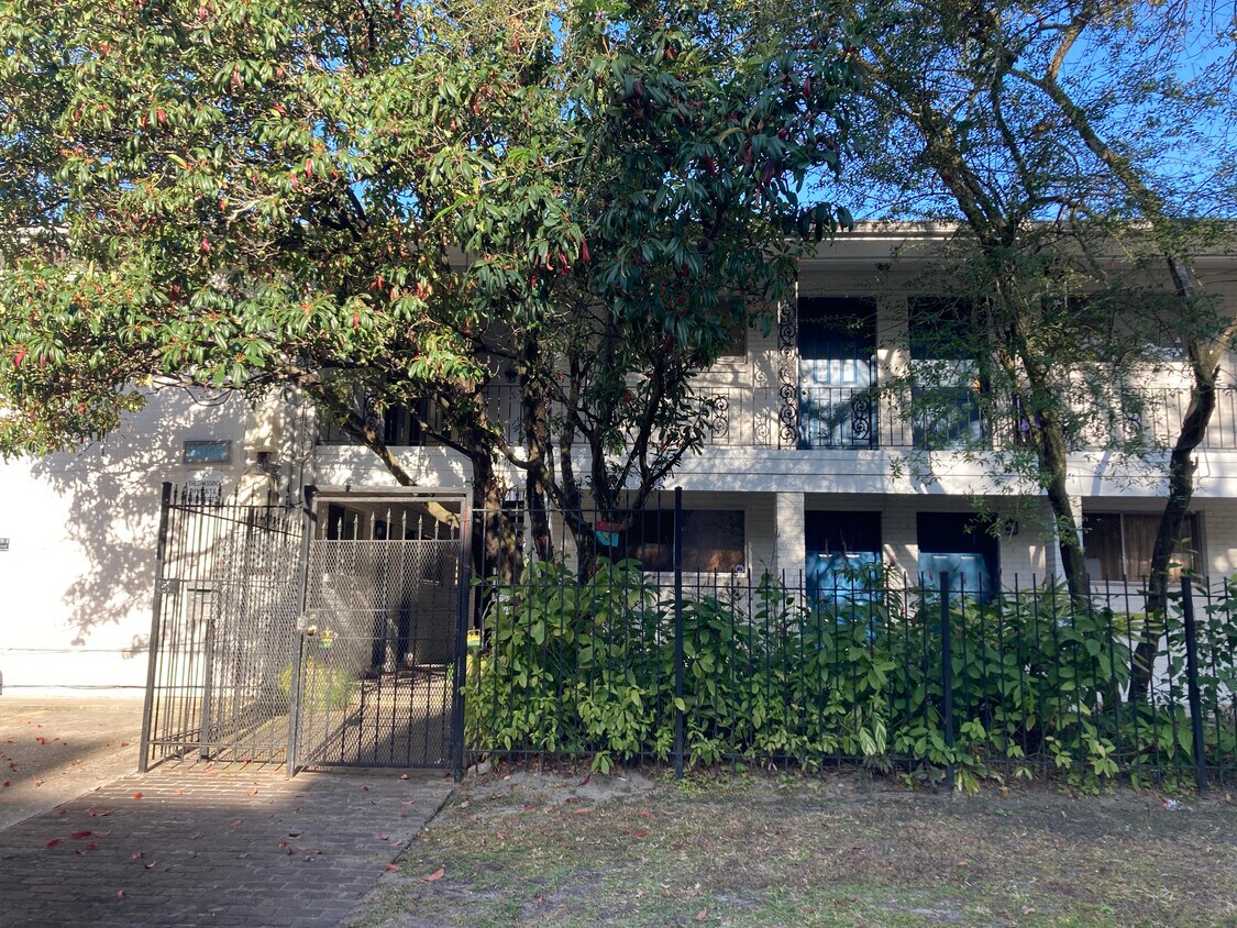 Gated Entrance - 1901 Prytania St