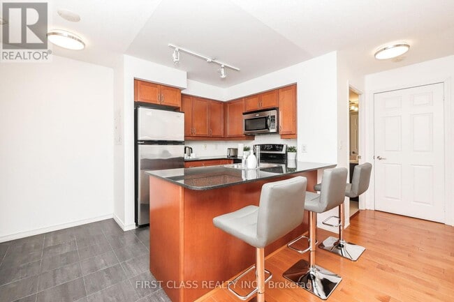 Building Photo - 736 Spadina Ave.