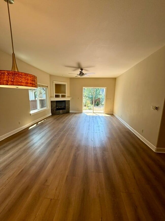 Building Photo - Spacious 2,232 Sq. Ft. 4 Bed, 3.5 Bath Home with Central A/C!
