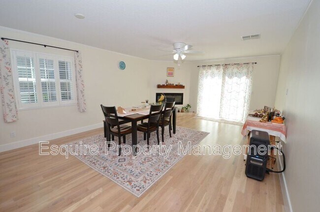 Foto del edificio - 279 Maple Rd