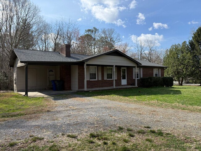 Building Photo - 3-bedroom, 2-bath brick ranch in Black Mountain