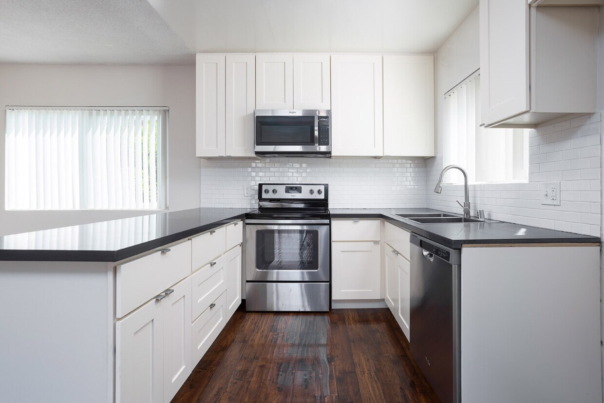 Primary Photo - 10804 Otsego St