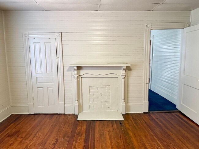 Foto del edificio - Three Bedroom, 1 Bath Gibsonville Home with Rocking Chair Front Porch