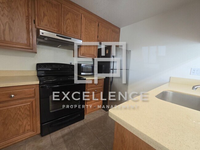 Foto del edificio - 2/1 With Updated Kitchen, Carport, Storage, Pool