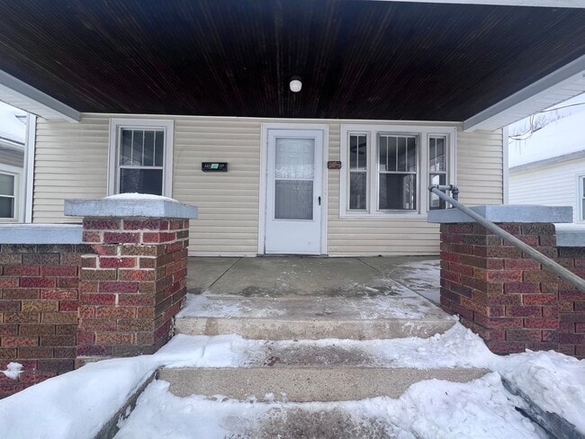 Building Photo - Three Bedroom Single Family Home on SW Side!