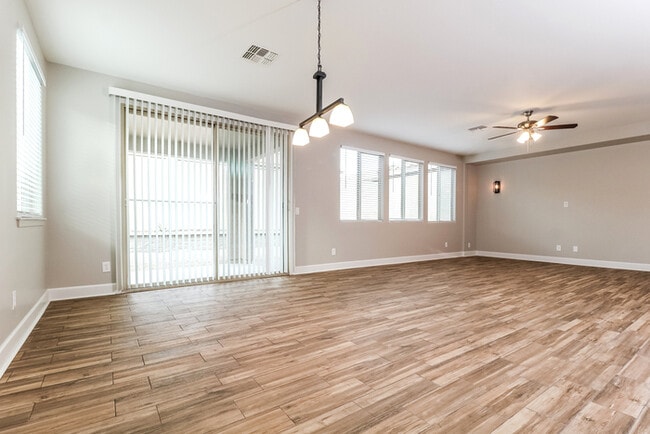 Foto del edificio - 15862 W Desert Hills Dr