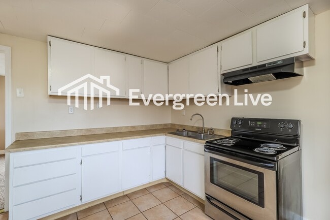 Building Photo - 107 W Leslie Ave