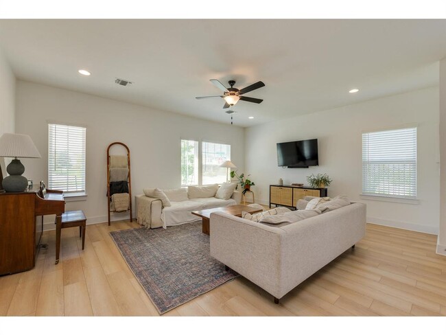 Foto del edificio - 8801 Looksee Ln
