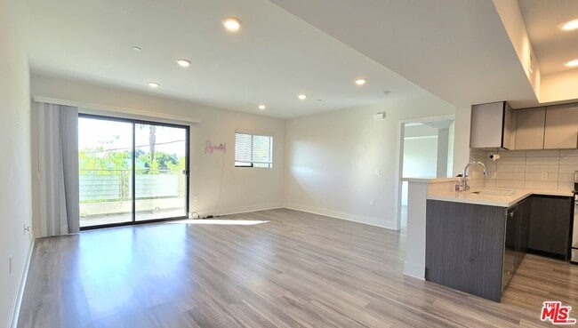 Foto del edificio - 5030 Rosewood Ave