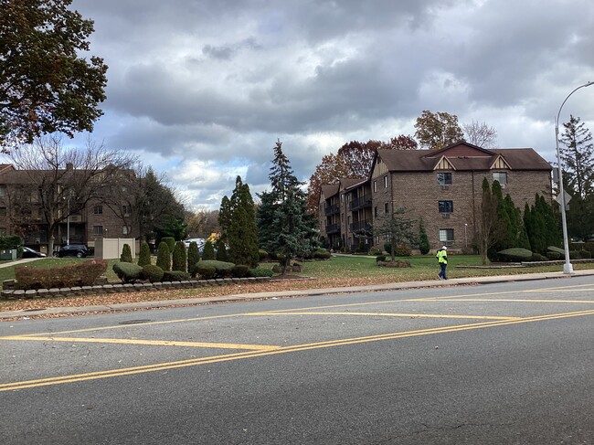 Building Photo - 10 Donna Ct