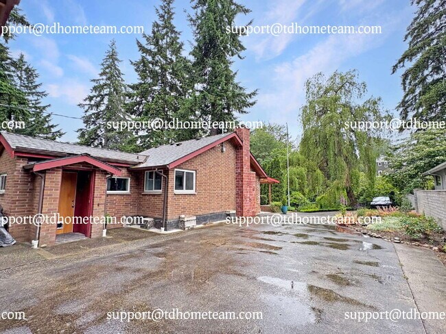 Foto del edificio - "Spacious 4-Bed Kenmore Retreat with Gleaming Hardwood Floors & Fully Finished Basement!"