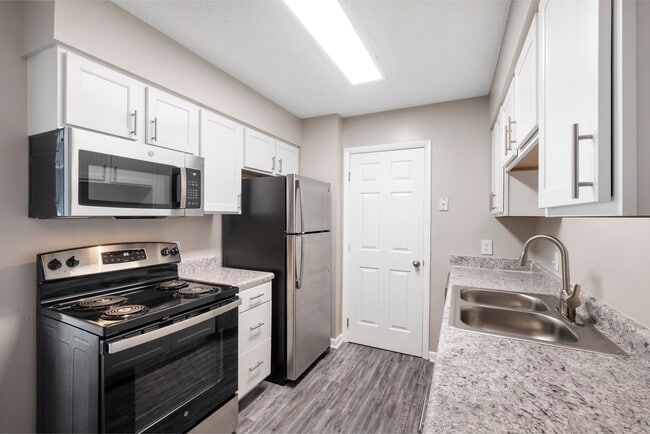 Building Photo - Woodland Creek Townhomes and Apartments