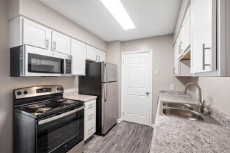 Building Photo - Woodland Creek Townhomes and Apartments