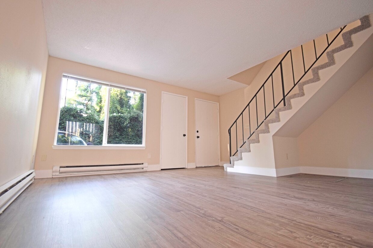 Spacious 2 BR Townhome in SW Portland! W/S/G is Included - Spacious 2 BR Townhome in SW Portland! W/S/G is Included