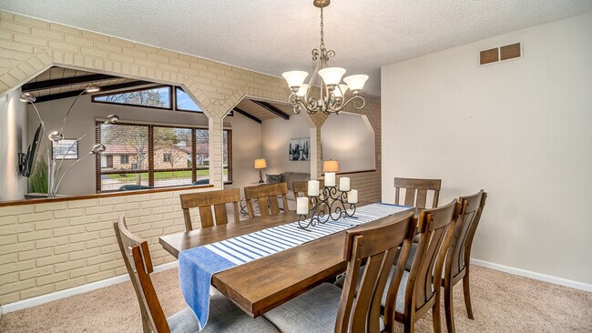 Building Photo - 908 Arthur Dr