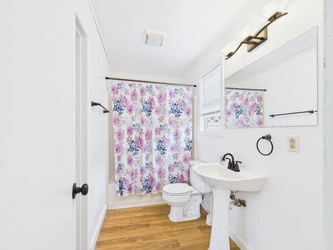 Building Photo - Cozy Guest House