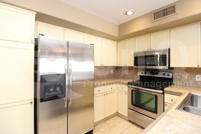 Foto del edificio - 710 S St Martin Dr