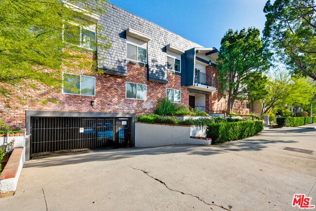 Building Photo - 5252 Coldwater Canyon Ave