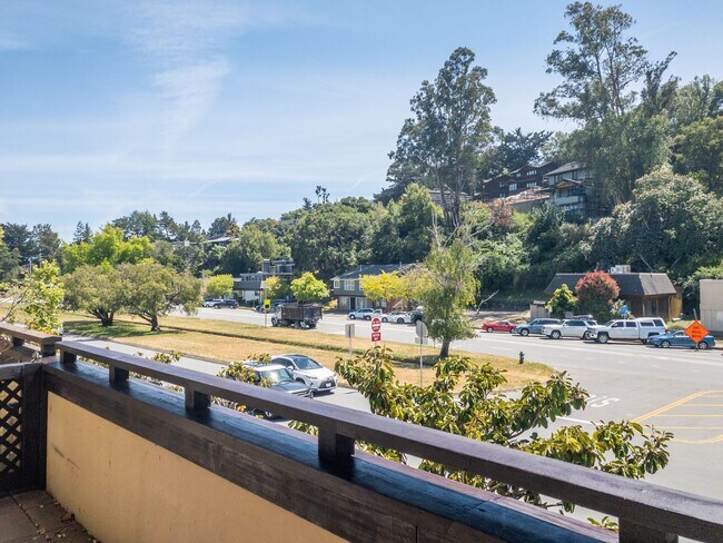 Building Photo - TWO WEEKS FREE! 2BR/1.5BA Super Spacious! ...