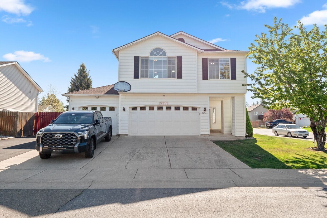 Primary Photo - 4 bedroom 3 bath home with 3 car garage in...