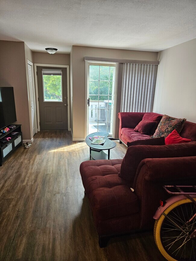 Building Photo - 4013 Wilshire Cir