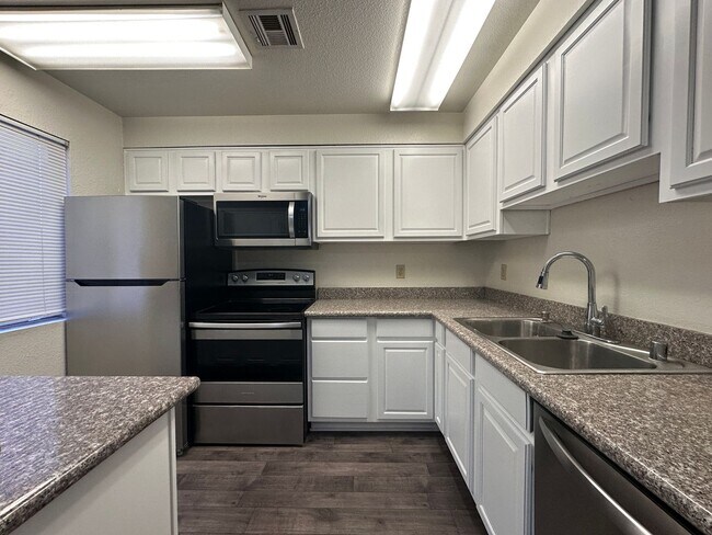 Building Photo - Cozy 2 bed 2 bath condo!