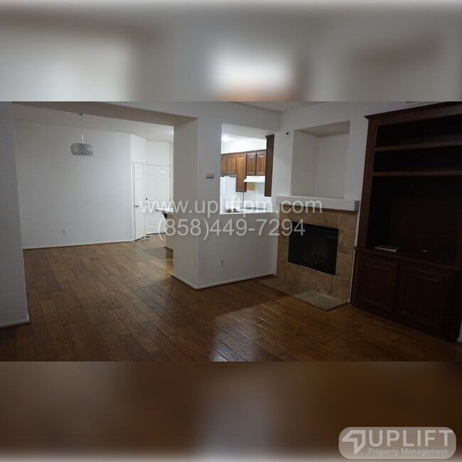 Building Photo - 2 Bed, 3 Bath Townhome Near Parks, Shoppin...