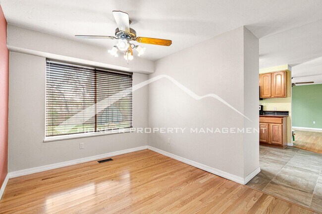 Foto del edificio - Beautiful Home with Fenced Back Yard and A...