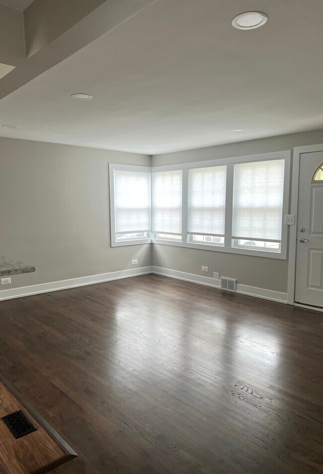 Foto del edificio - 710 Elmhurst Rd
