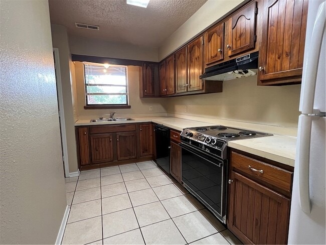 Building Photo - 2043 E Oaks Dr