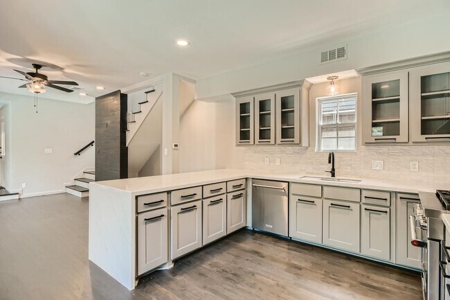 Foto del edificio - Impressive Cochran Heights home with outdo...
