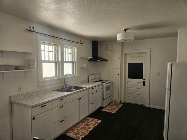 Building Photo - 204 Harvard Dr SE