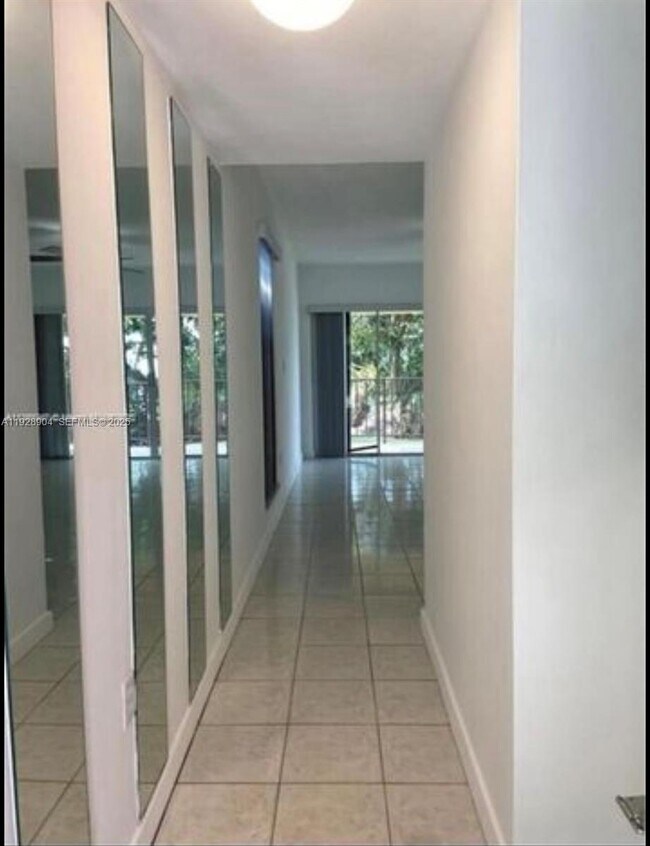 Foto del edificio - 8775 Park Blvd