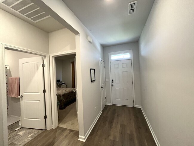 Foto del edificio - 4-Bedroom w/ Open Layout & Community Perks